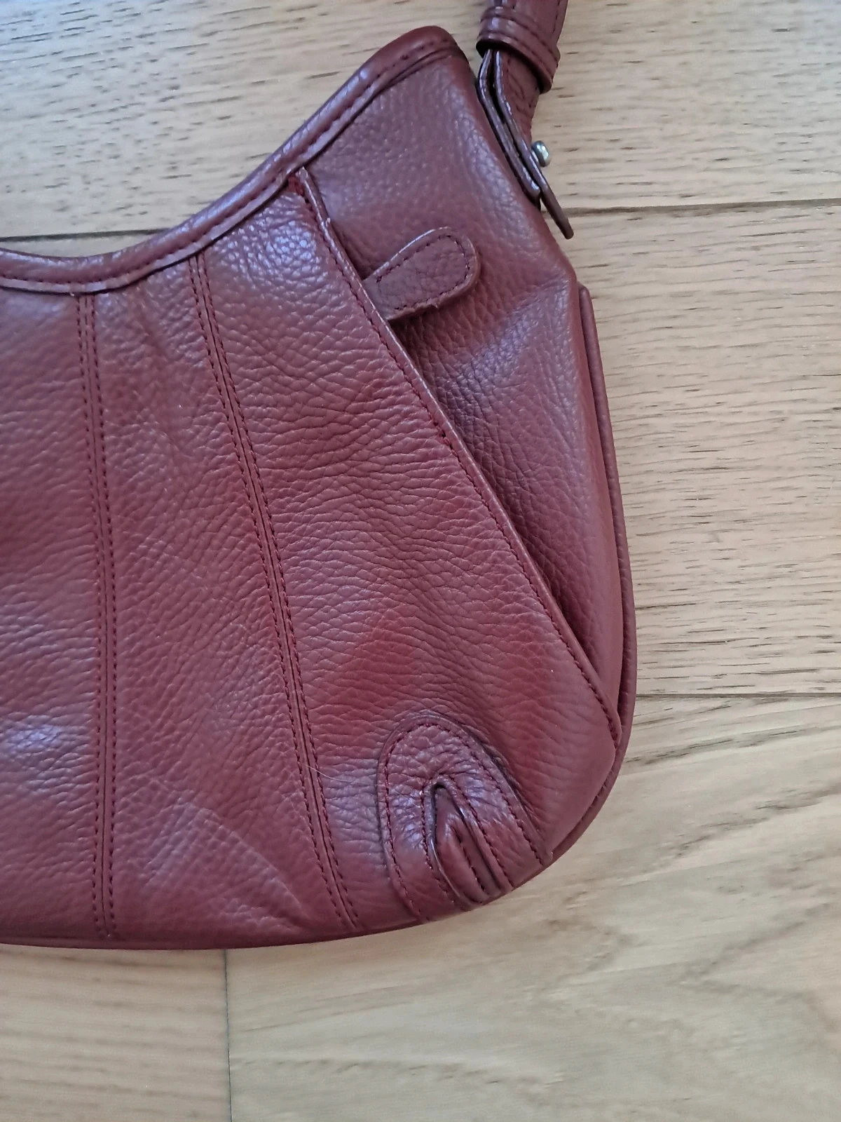 Sac à main rouge sombre bordeaux en cuir véritable grainé – photo 2